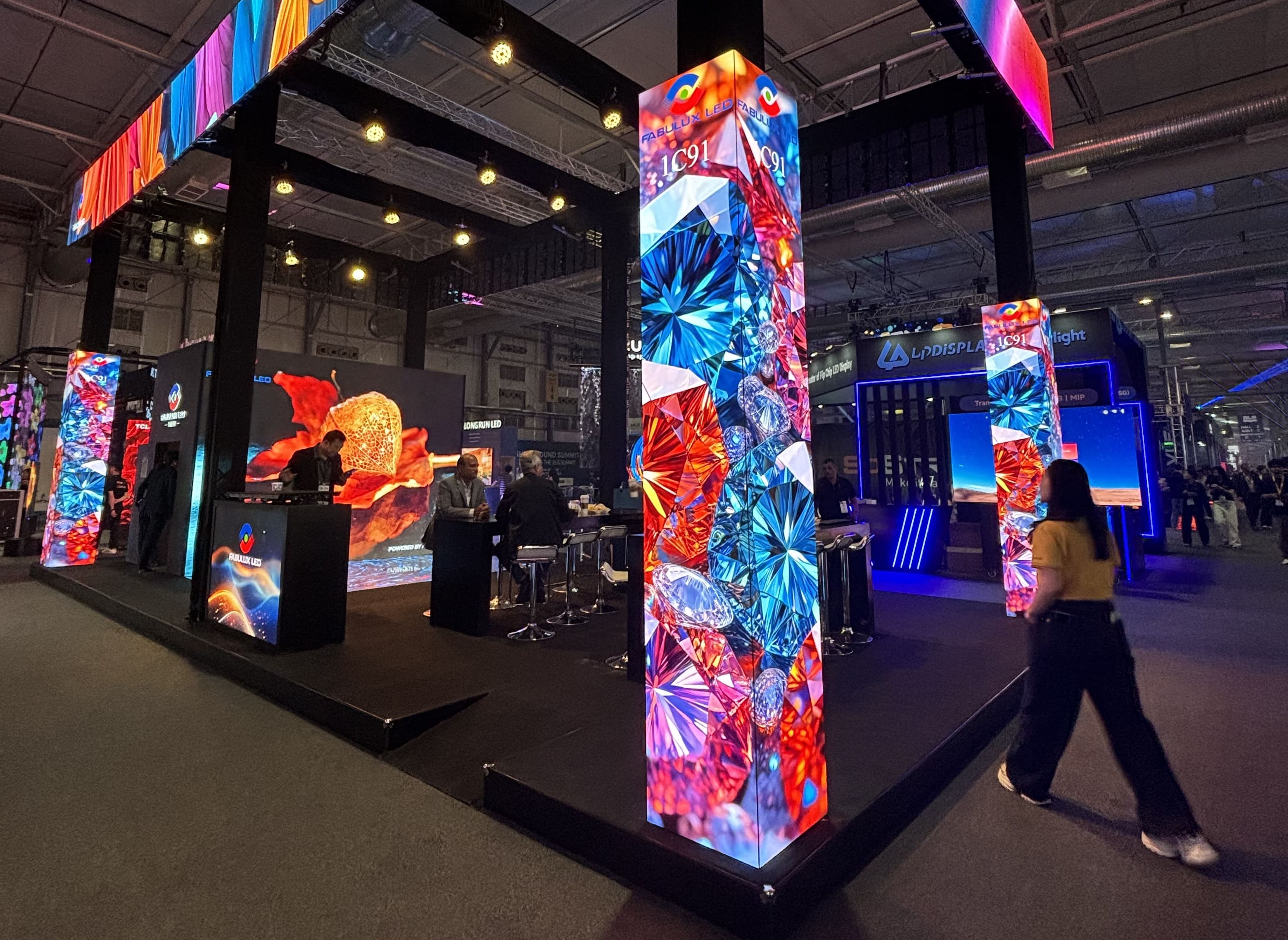 LED pillar display